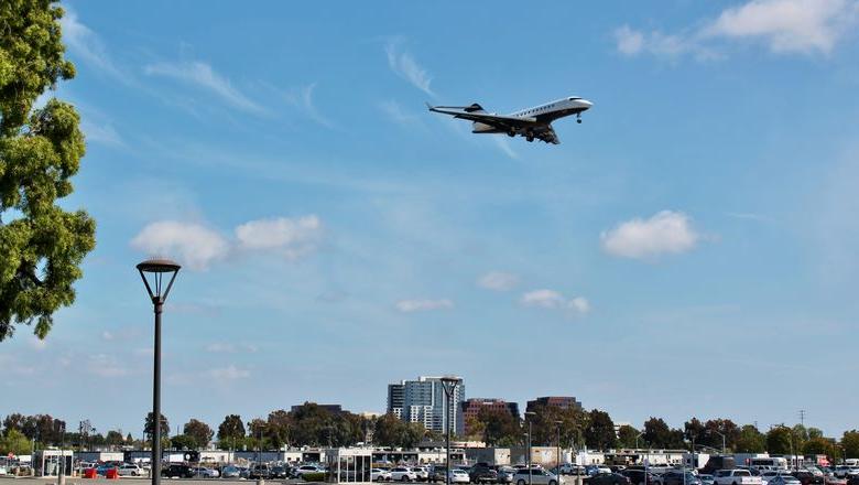 A plane flying into John Wayne Airport