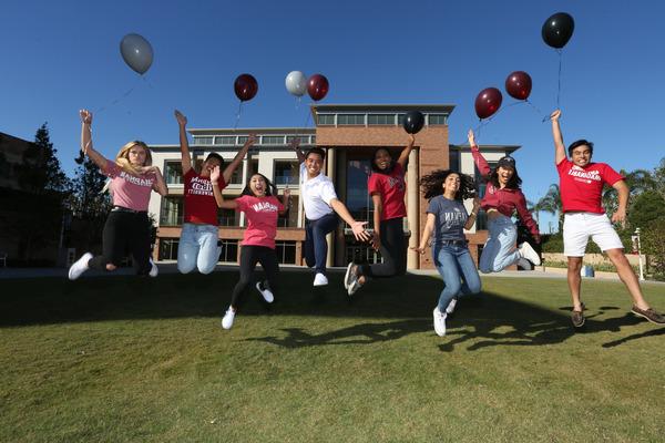 学生 celebrating with balloons