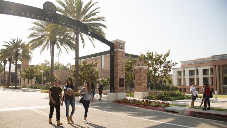 学生 walking on the Chapman campus